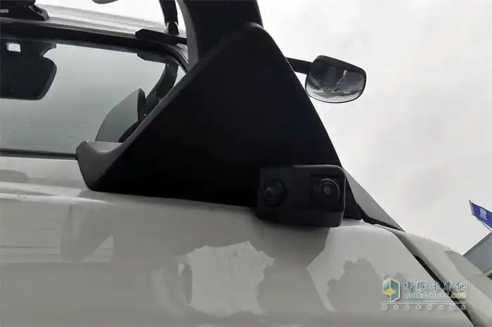 陕汽德龙x6000后视镜下面为盲区摄像头