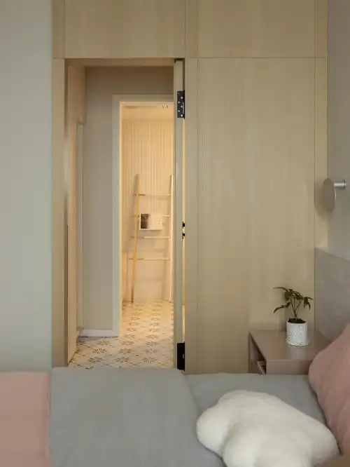 间利用卫生间的通道设置衣柜形成了一个迷你衣帽间71 关于隐形门