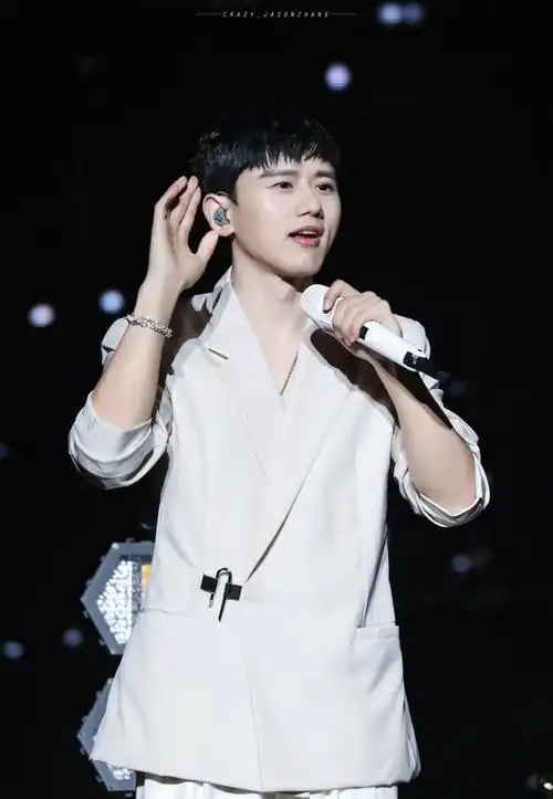 张杰,1982年12月出生于四川省成都市,中国流行男歌手.