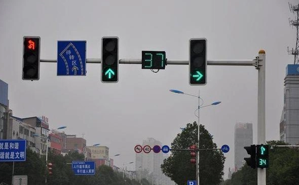 红灯亮时到底能不能右转?交警给出答案:不注意这些,最高扣6分