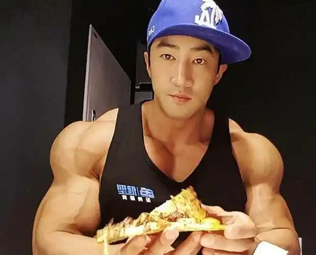 韩国猛男黄哲勋再晒肌肉蜕变照外国网友评论这肩膀太假