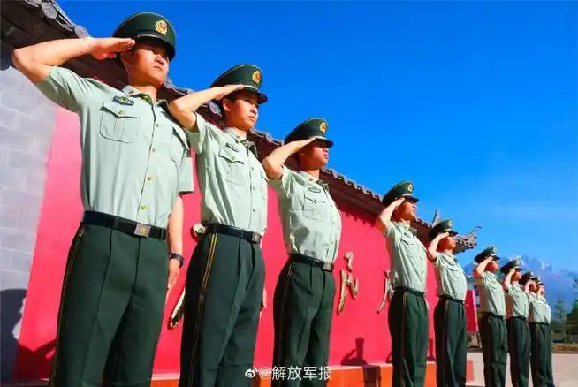 祝贺武警云南总队千余名新兵授衔