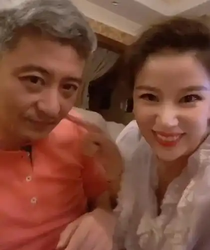 45岁周炜近况罕曝光头发全白完全认不出和老婆同框像是两代人