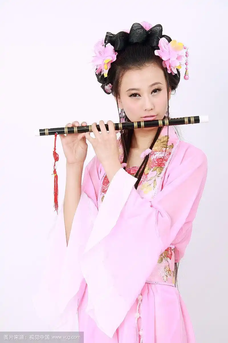 古装女子吹笛子