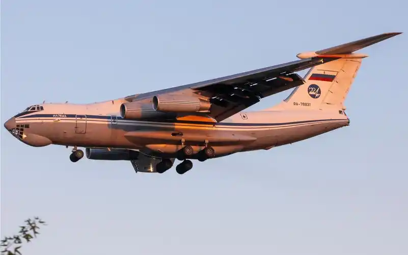 乌拉 ! 俄罗斯li76 抵达首都机场