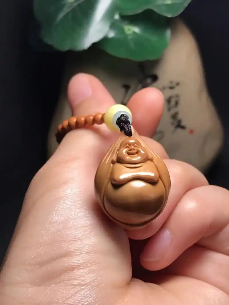 橄榄核雕纯手工 #请给手艺人一个关注双击支持 #艺术品不说 - 抖音