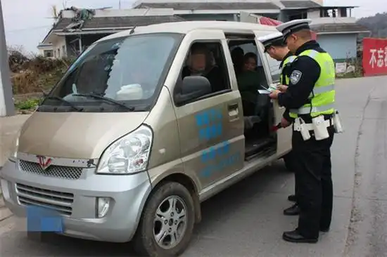 芦山公安交警加强农村道路面包车整治力度 严防重特大道路交通事故