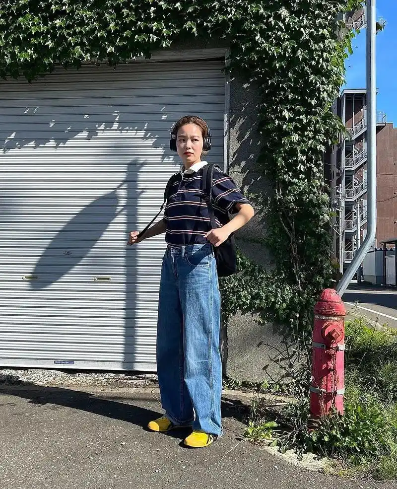 女生穿搭.黄的鬼冢虎真的是点睛之笔!搭配牛仔裤短裤极佳.#女 - 抖音