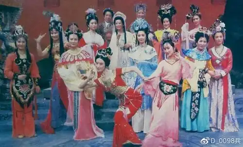 有很多雷同之处,本质性的区别是演唱者由女声丁小青变成男声郁钧剑