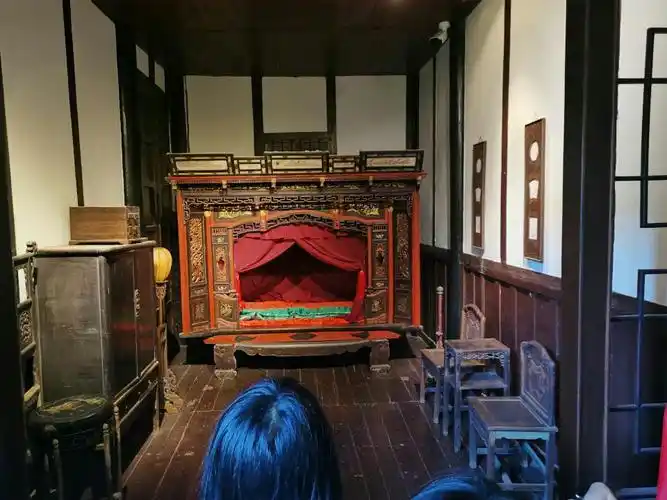 床小但装饰得十分美丽,充满大家闺秀的风范