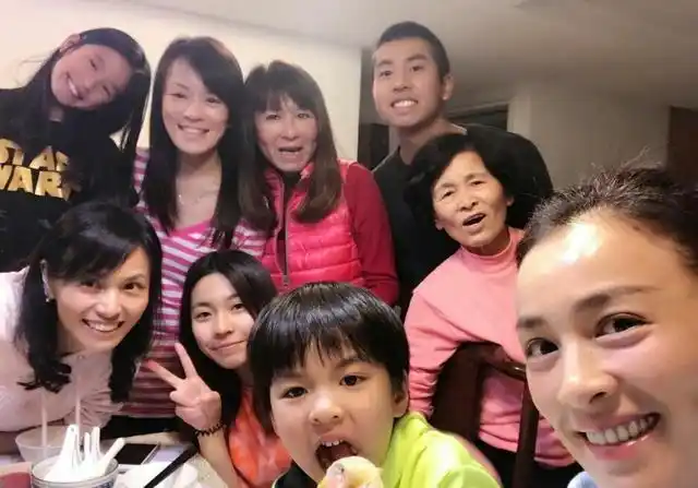 张庭是姐妹五人当中身体最弱的,所以爸爸最宠爱她,那时候张庭就立志