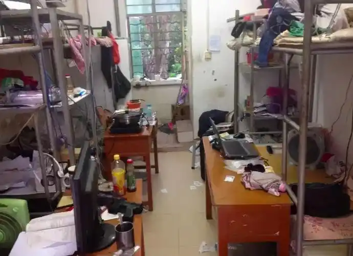 看哭大学宿舍住30人最差大学宿舍来袭