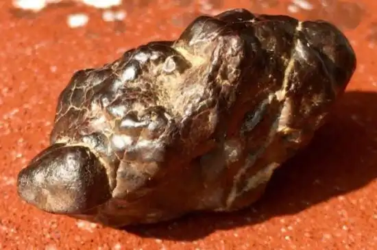 陨石放水里有什么反应