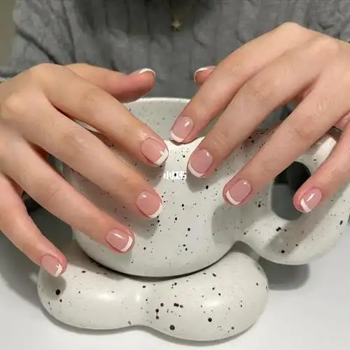 简约时尚经典微笑线法式美甲