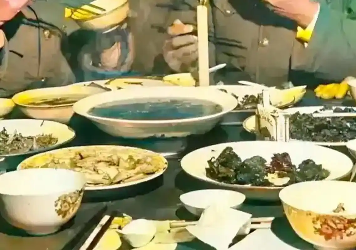 淮海战役期间一张国军高级将领吃饭的图片,看伙食还是相当不错的,六菜