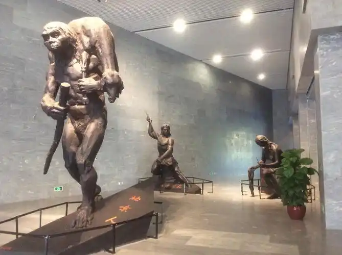 03博物馆大厅,北京猿人和山顶洞人的塑像,即刻将我们带进遥远的昔日.