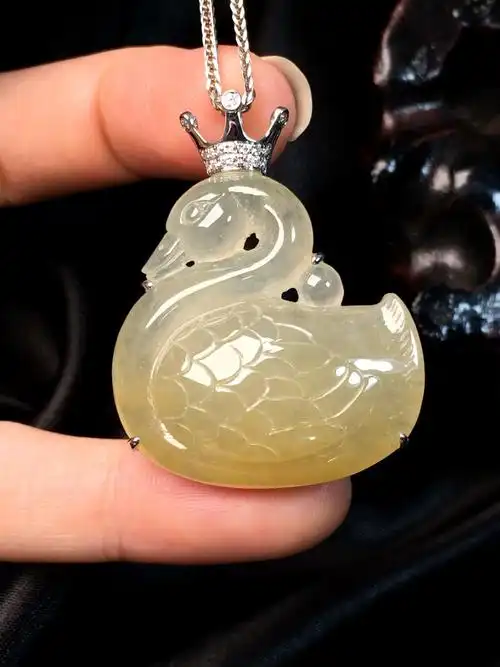 戴皇冠的黄翡天鹅吊坠