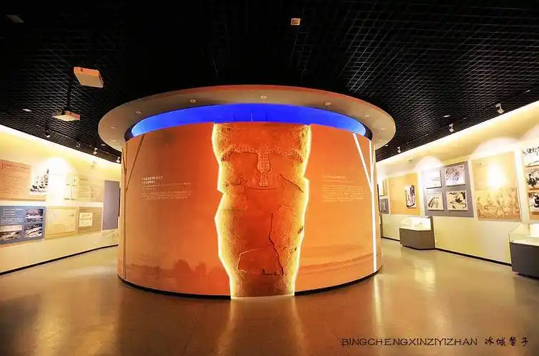 如今,梁先生发掘的遗址建起了"昂昂溪遗址博物馆",馆内陈列着石器时代