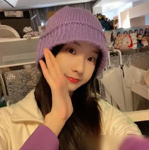 张艺凡开心晒自拍照不料却被桌子上的相框抢镜团魂炸裂了