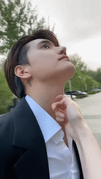 张檬先是屈起食指,在小五的喉结上轻轻刮了几个来回.