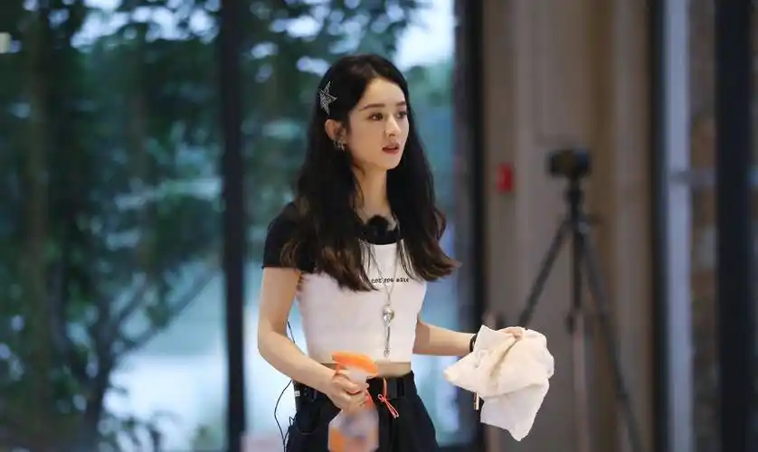 赵丽颖终于不土了,粉蓝编发前卫时尚,这样穿靴子超显高_造型_西装