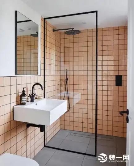 家庭装修隔断设计 冰箱旁边装扇玻璃隔断好方便