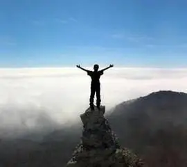 情侣头像登山背影_微信头像图片大全