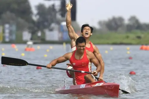 在匈牙利塞格德举行的皮划艇世锦赛男子双人划艇1000米比赛中,中国