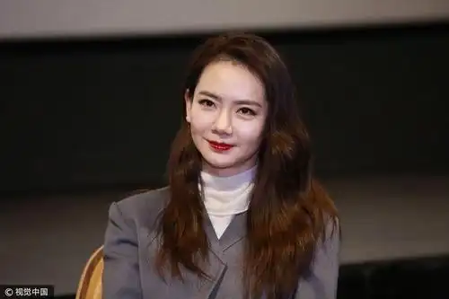 戚薇广州宣传新片大秀美腿受采访俏皮可爱心情好