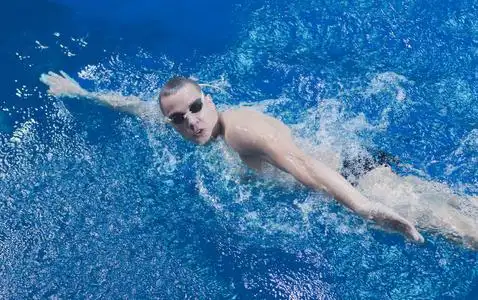 游泳选手泳池里的男选手水下照片男游泳运动员照片