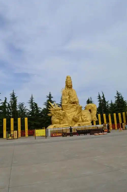 佛光大道両边的菩萨及十八罗汉造像