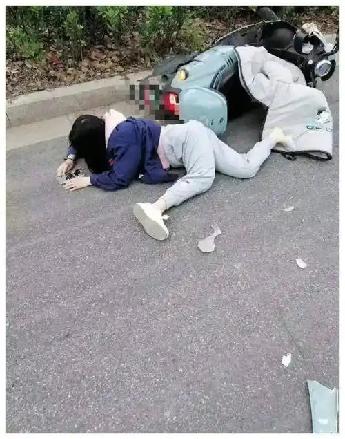 车祸惨不忍睹,头破血流,身体扭曲画面不忍直视看着揪心