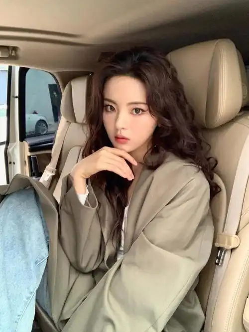 杨超越羊毛卷造型