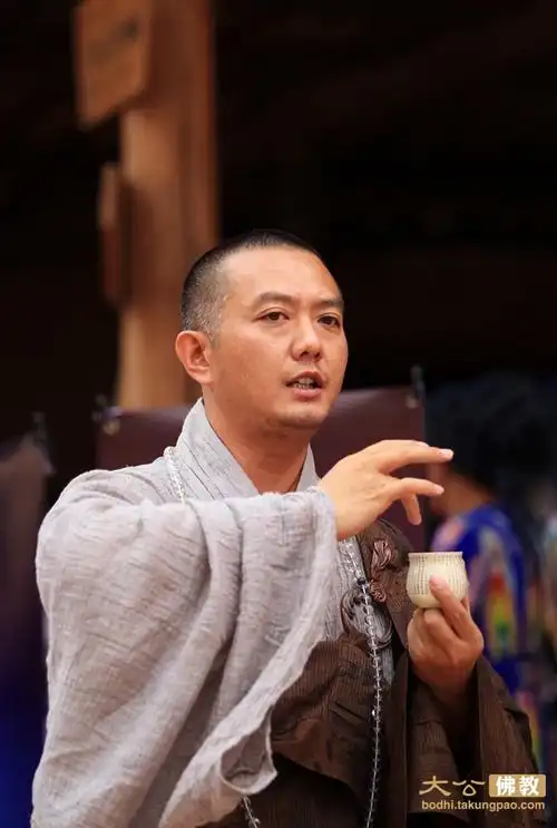 心海法师为《大唐玄奘》剧组洒净(摄影:姚勇)