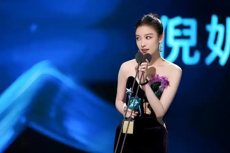 她是《金陵十三钗》里的赵玉墨,电影版《匆匆那年》里的方茴,《消失的