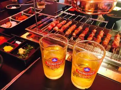 在韩国吃的羊肉串.喝的青岛啤酒