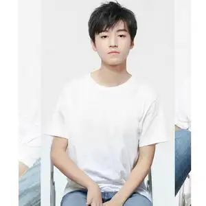 t恤男短袖王俊凯明星同款白色衣服修身圆领青年打底衫运动大码t恤