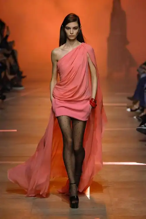 10月4日,模特在法国巴黎时装周上展示elie saab品牌的2026春夏新品