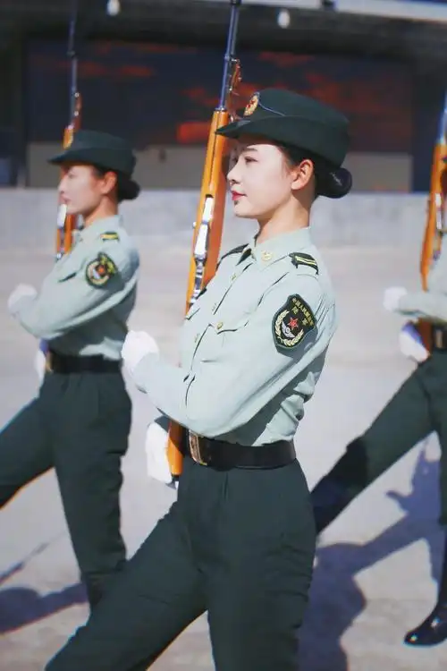 了参军,加入军营后,肖寒吃尽了平常人不能吃得苦,后来,她参加了仪仗兵