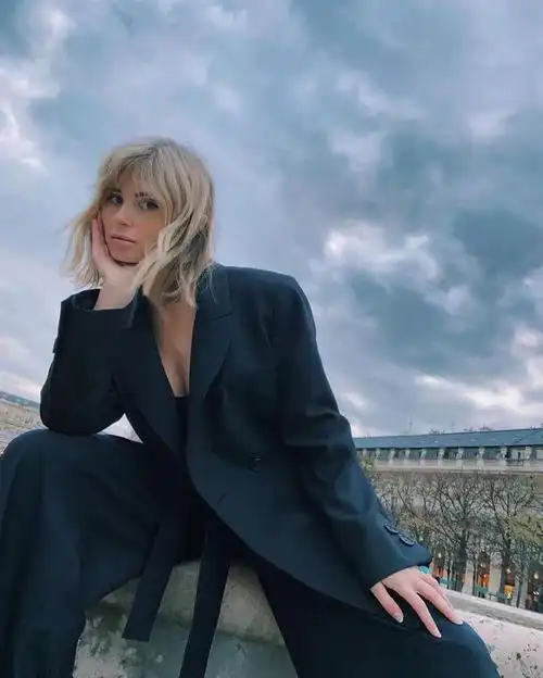 女生溜肩衣服搭配(溜肩女孩怎么穿最好看)(31)