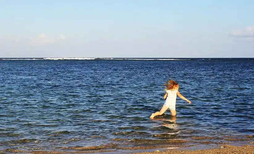 海边玩水的小姑娘