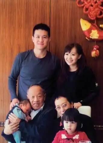 阎晶晶全家福2009年1月8日,阎晶晶与李禾禾在北京结婚.