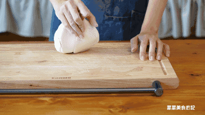 面团均匀分成几大块,再等分成小块.3.