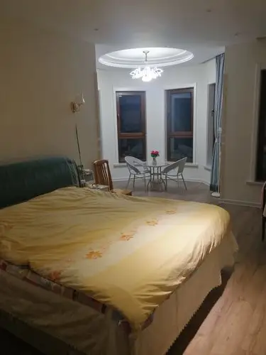 主卧室有个八角窗小厅