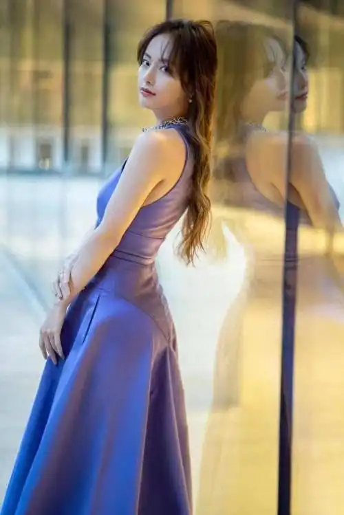 张嘉倪才是辣妈穿紫色八字裙太显身材完全不像生过孩子