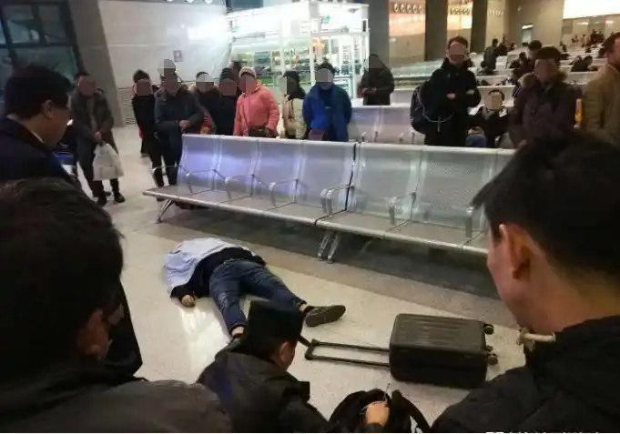 宣城站候车室一名男子猝死.