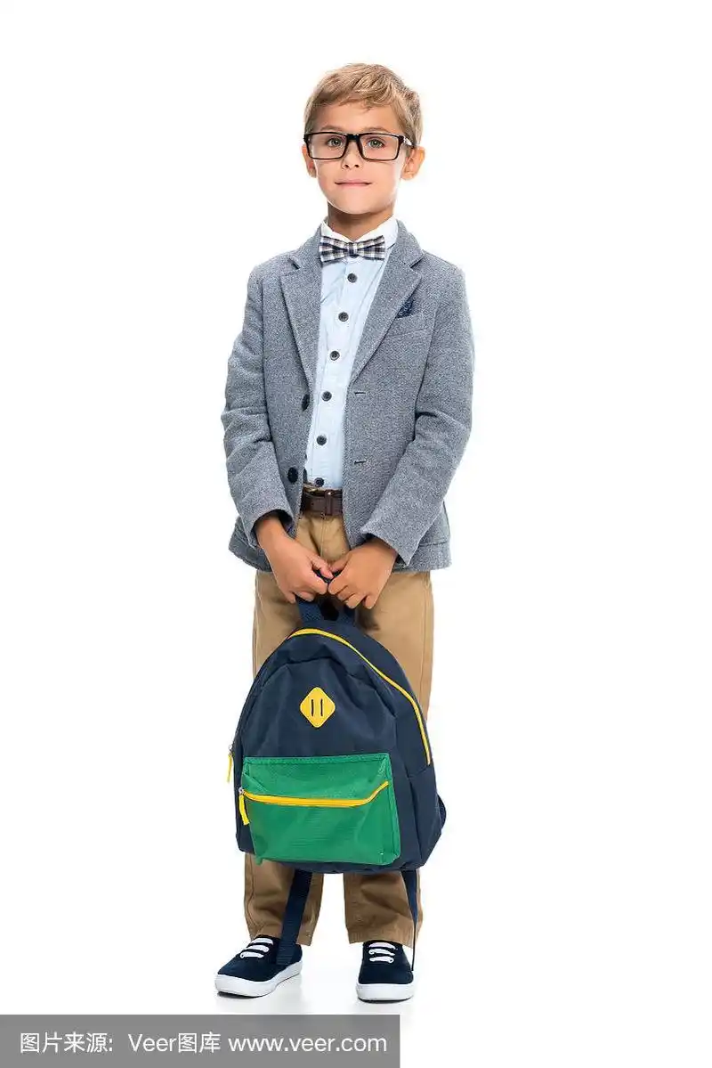 快乐的小男生背着书包