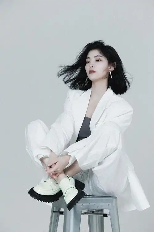 许佳琪发布简约风写真穿白色西装中性造型酷炫