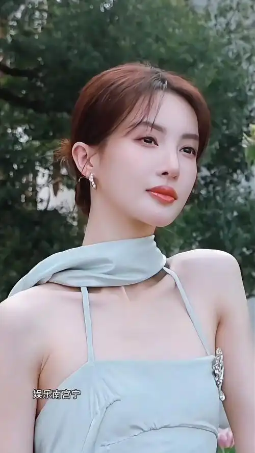 金晨一袭浅蓝色挂脖子露肩修身长裙,性感又优雅,气质很出众