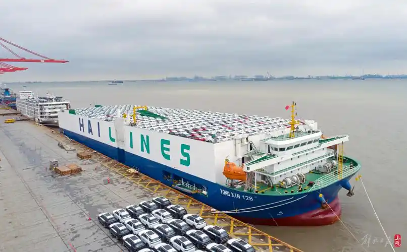 国产新能源汽车加速出海国内汽车企业滚装海运包船首航